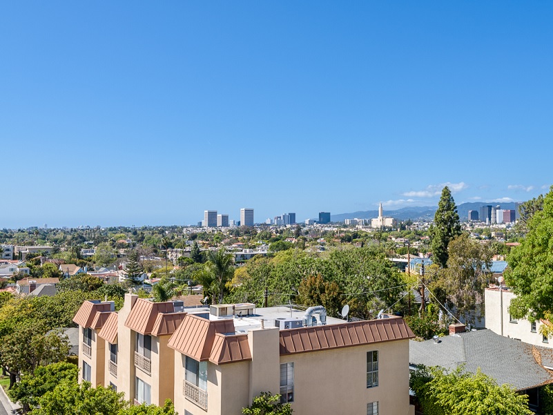 Fox Hills Drive Apartments in Los Angeles