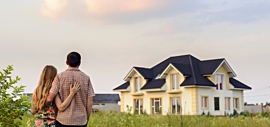 Home Sweet Savings: U.S. Cities with the Cheapest 1st Year of Homeownership millennial american couple looking at first home