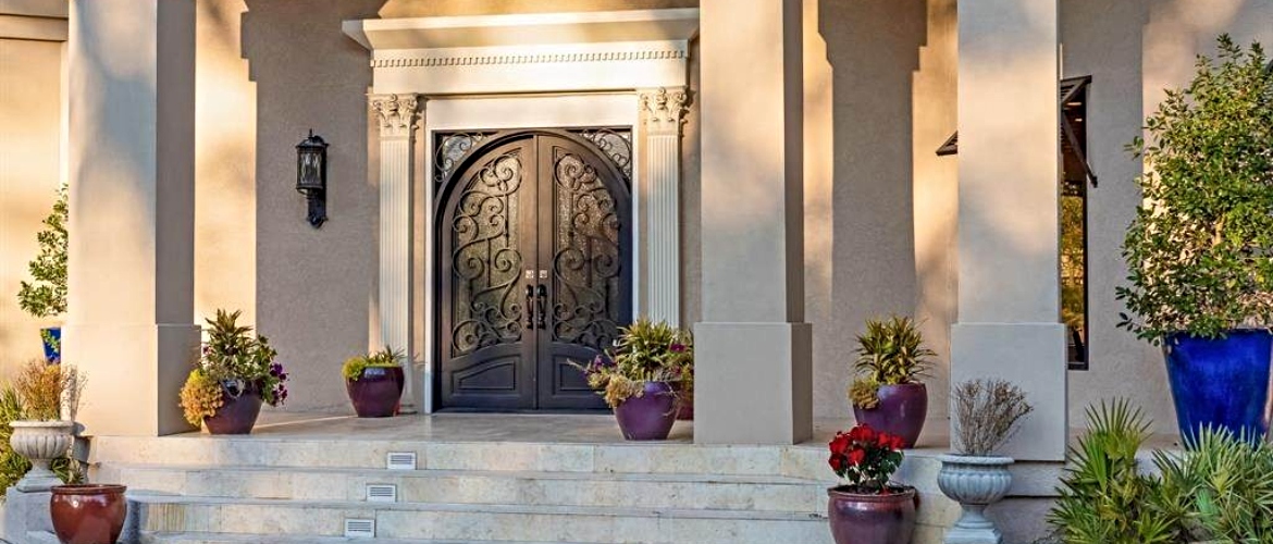 outside stairs to a luxurious dallas rental house