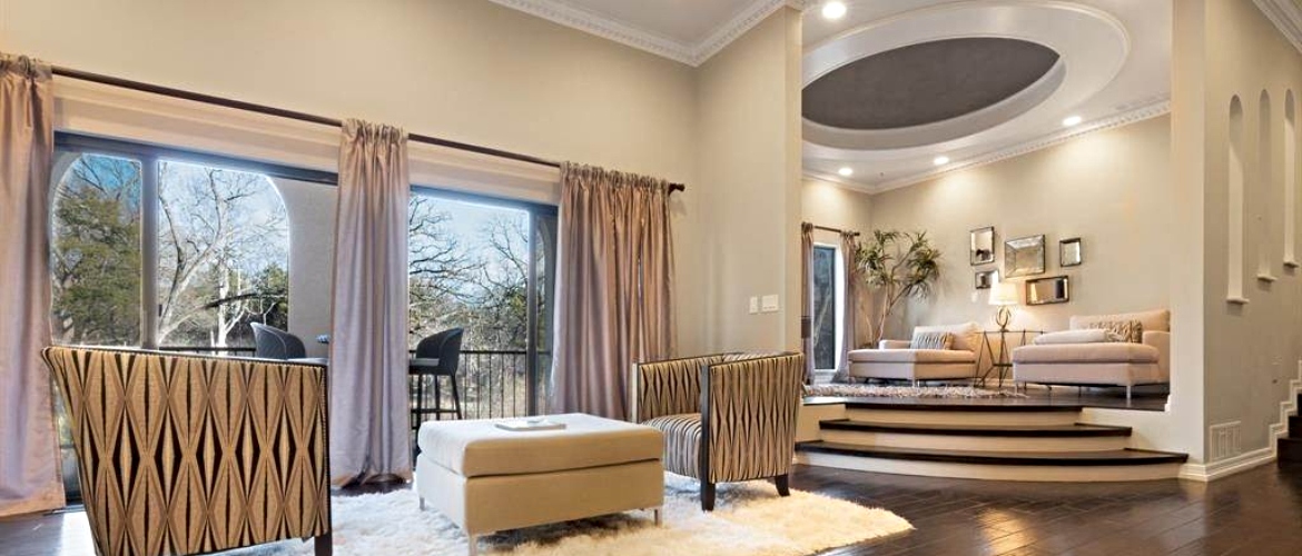 vast master bedroom in rental house in dallas tx