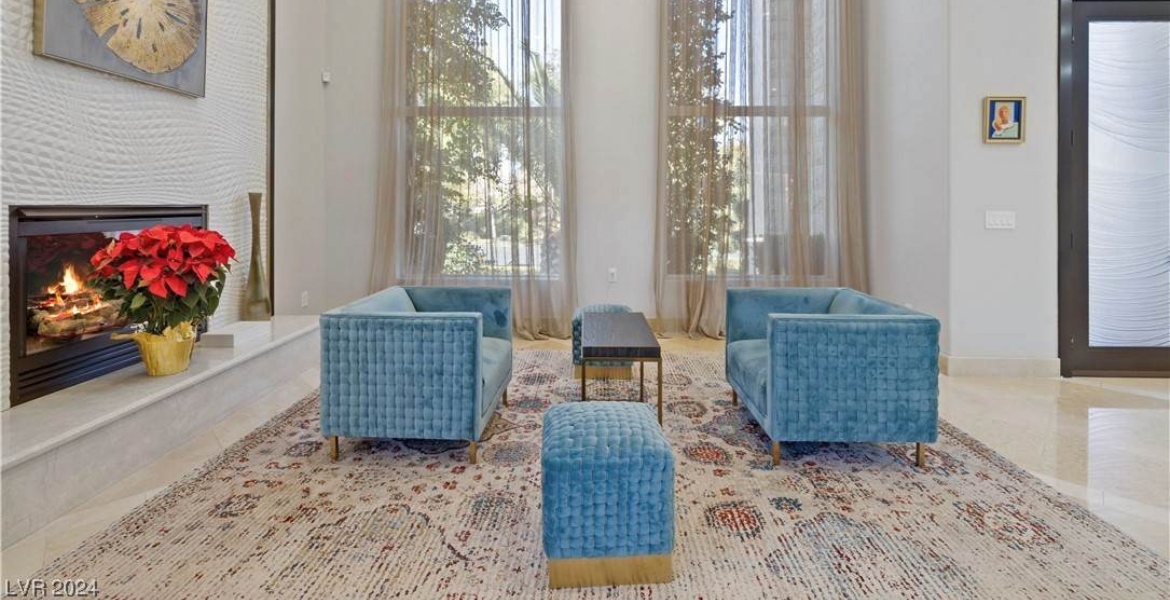 sitting area with natural light in a las vegas house for rent