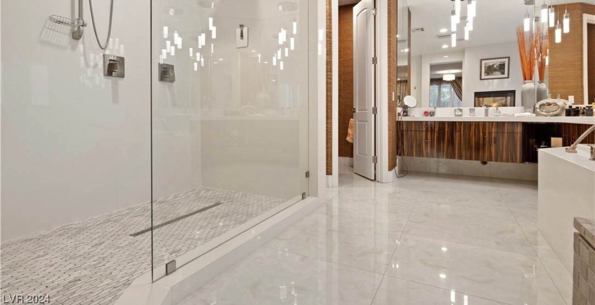 white marble bathroom in a las vegas house for rent