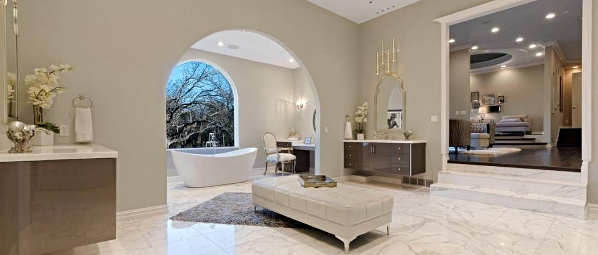 big bathroom area in Dallas rental house