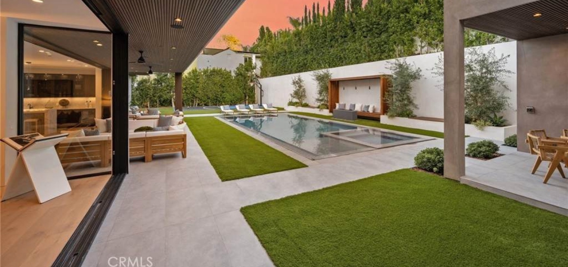 private yard with greenery in a luxury los angeles rental house