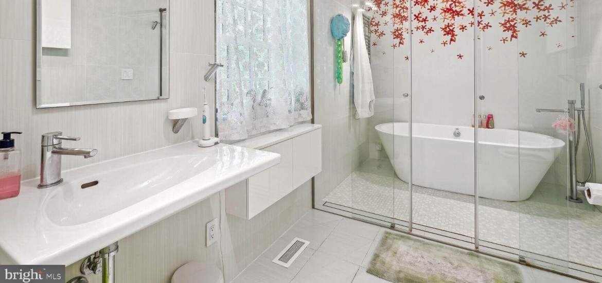 spacious luxury bathroom in a historical house for rent in Washington DC