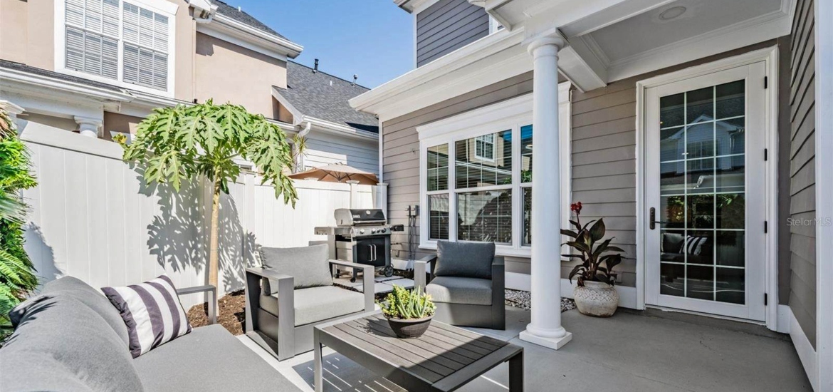backyard with greenery in a rental house in tampa