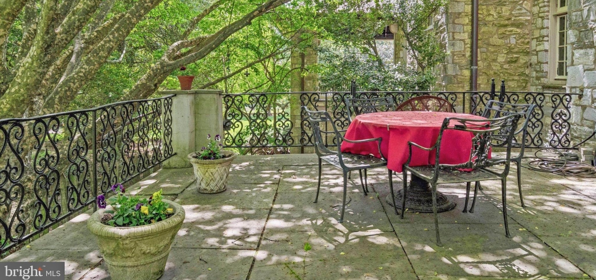 al fresco dining in a historical philadelphia house for rent