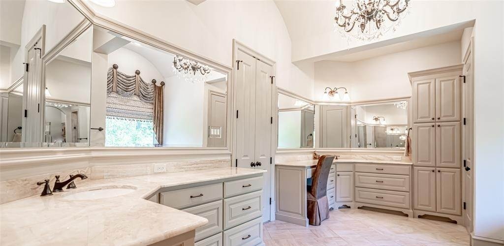 spacious bathroom in a magnificent Somerset Estates house for rent in fort worth tx